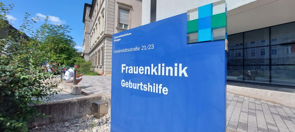 Schild vor dem Gebäude der Frauenklinik Erlangen